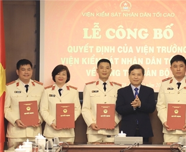 Trao quyết định của Viện trưởng VKSND tối cao về công tác cán bộ